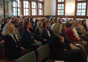 Aufmerksam verfolgten die Vertreterinnen der Clubs des SI Bezirks 3 die Veranstaltung "Die Stellung der Frau in den Weltreligionen" im Hugenotten-Tempel in Celle
